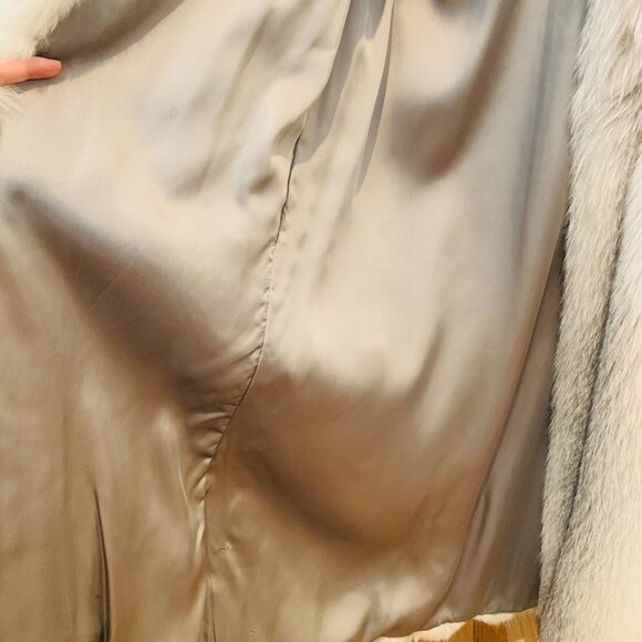 Incredible Full Length Blue Fox Fur Coat | Beautiful Collar | Stunning White Fur - Picture 10 of 16